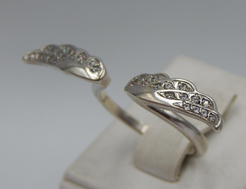 Серебряное кольцо с цирконием (24674286)