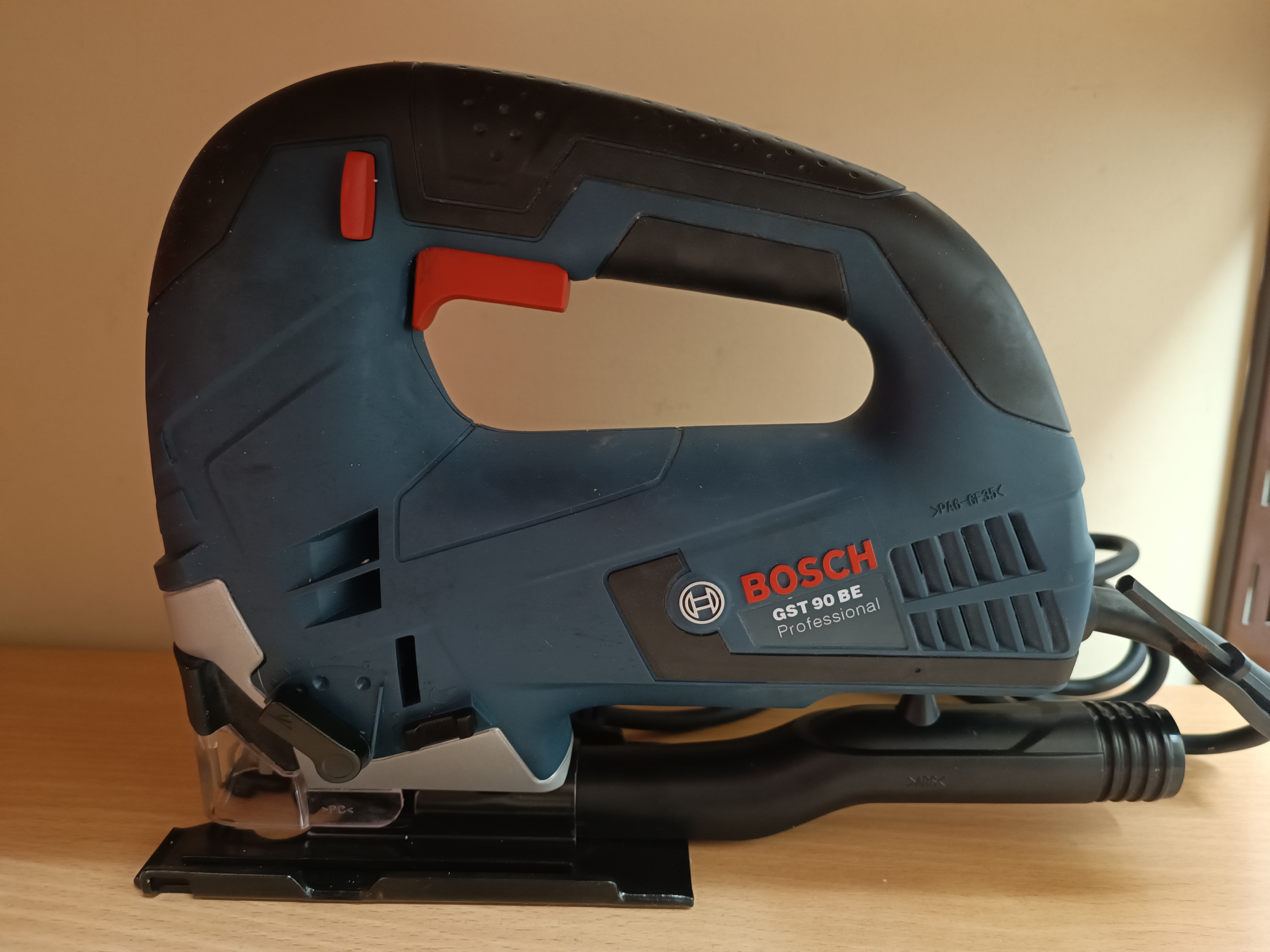 Електролобзик Bosch GST 90 BE