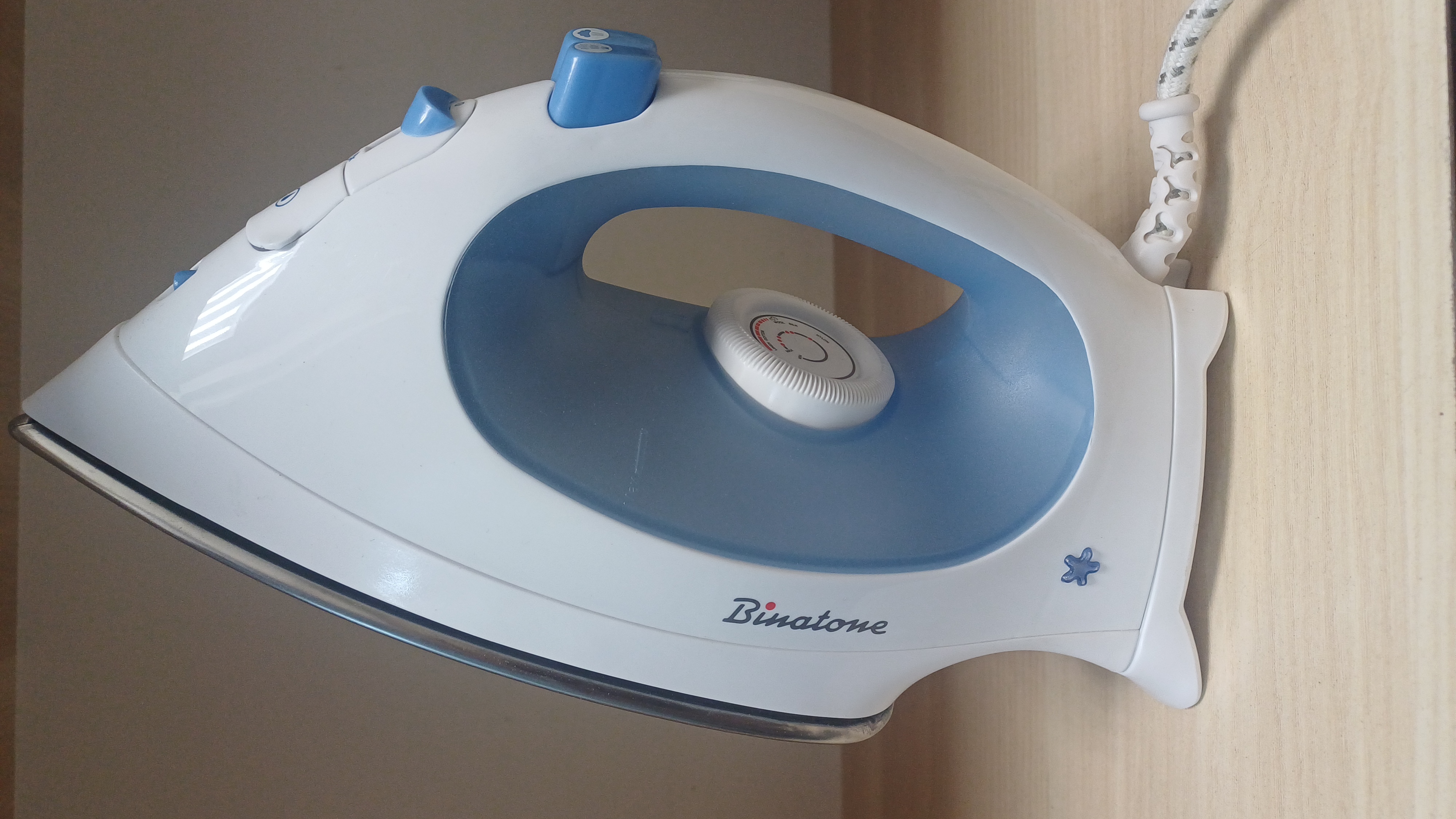 Праска Binatone SI-2000