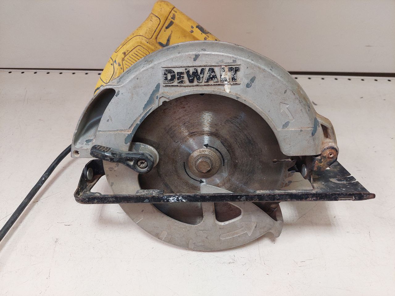 Пила циркулярна DeWalt DWE560