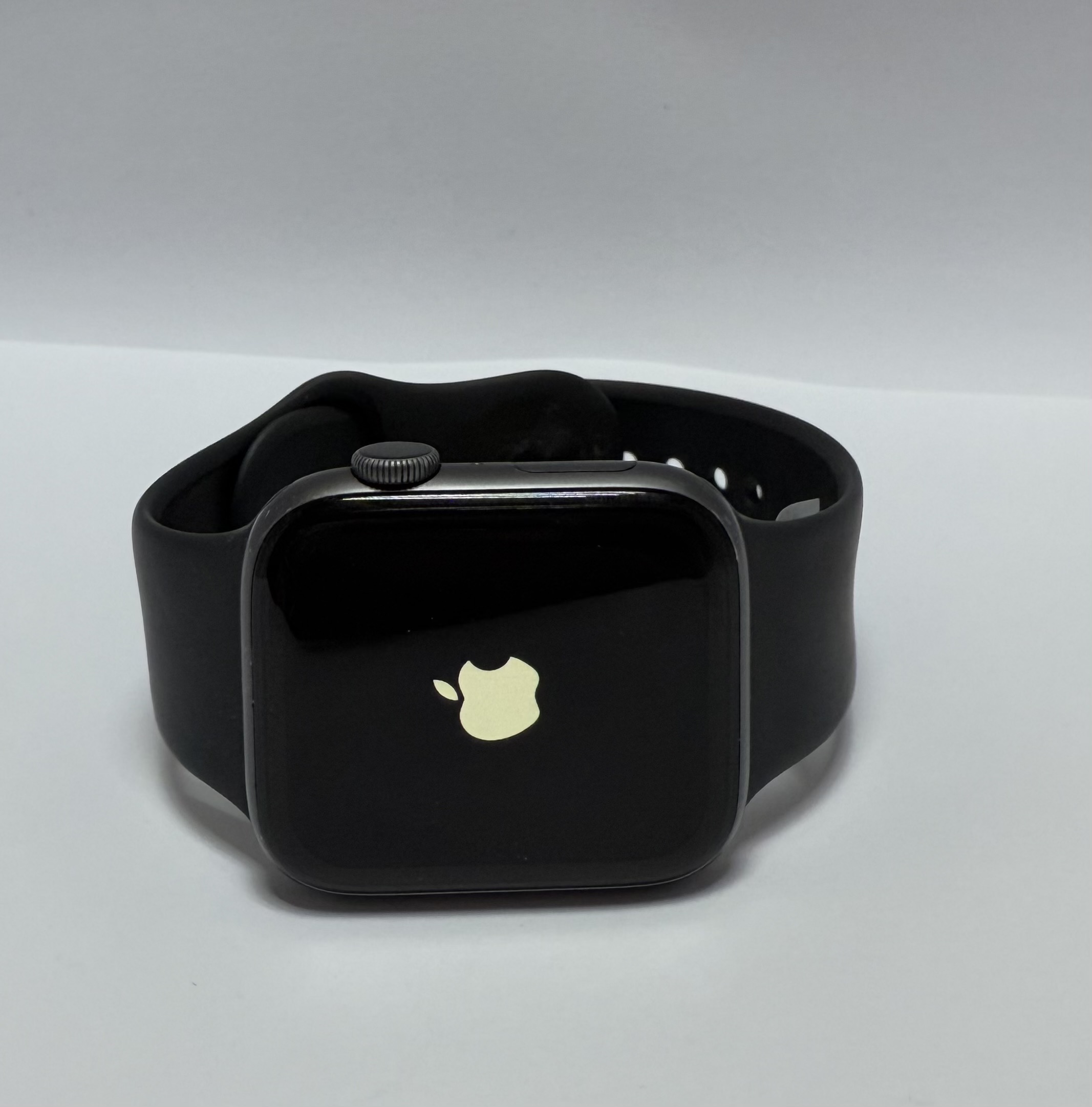 Смарт-годинник Apple Watch Series 4 44mm GPS Space Gray Aluminum Case with Black Sport Band (MU6D2)