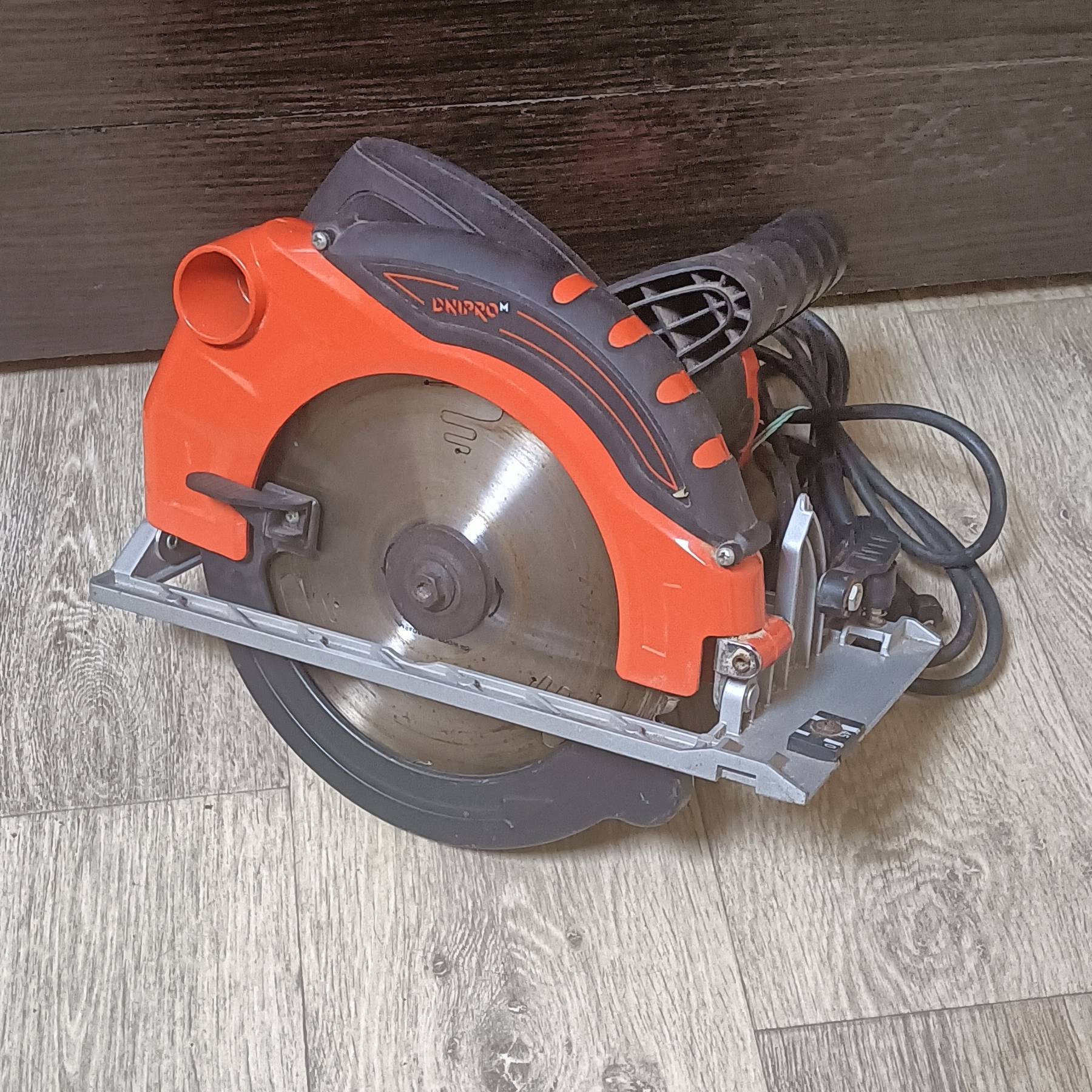 Циркулярна пила Dnipro-M CS-210