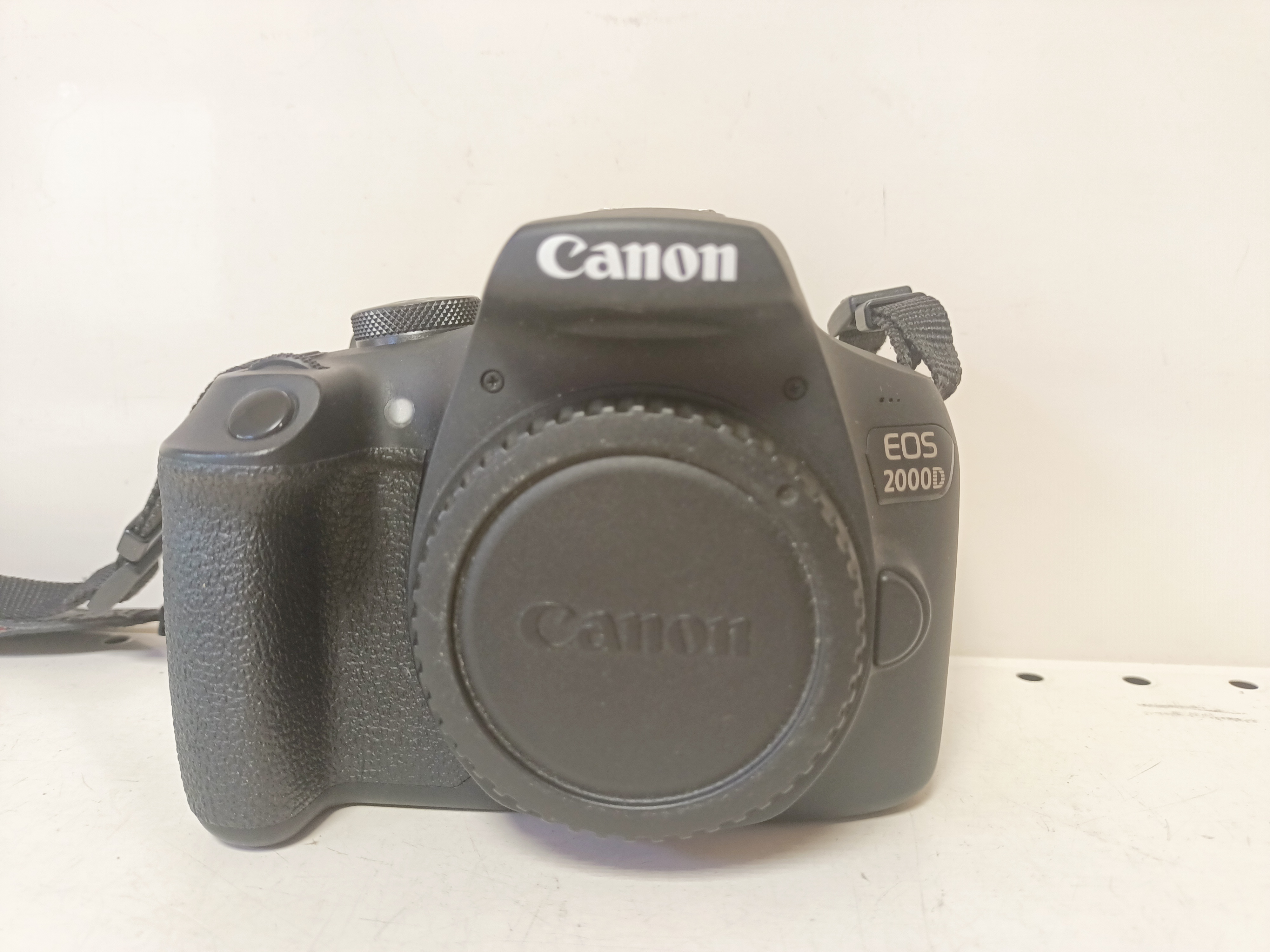 Фотоапарат Canon EOS 2000D