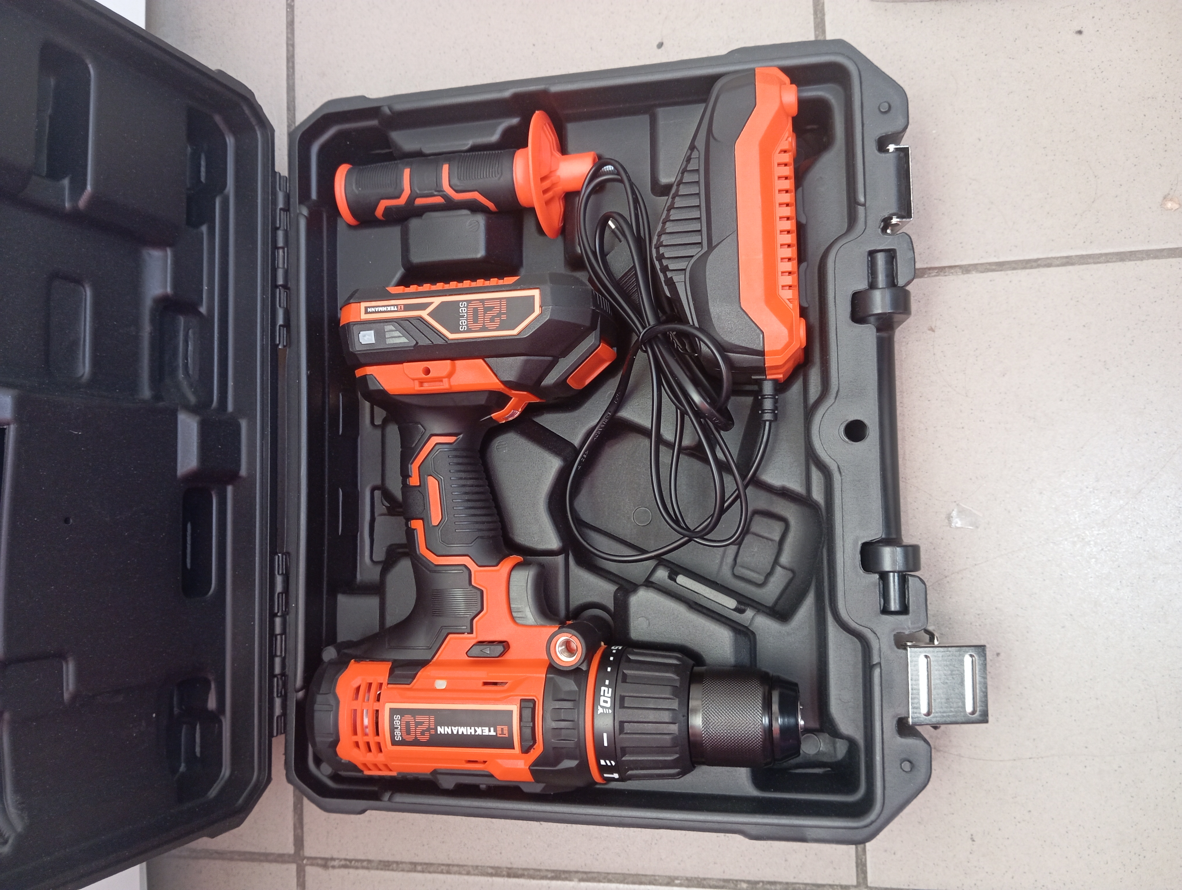 Шуруповерт акумуляторний Tekhmann TCD-60/i20 kit